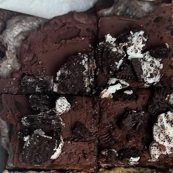 Chocolate barz topped with Oreo cookie pieces
